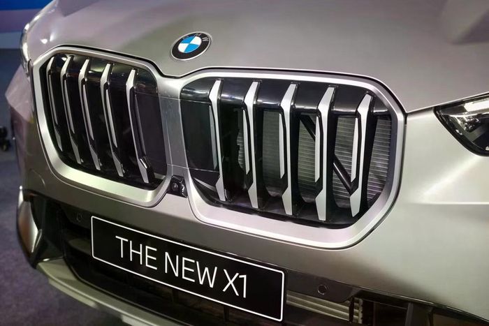 Phần đầu xe BMW X1 đặc trưng bởi cụm lưới tản nhiệt hình quả thận, thiết kế gần vuông và đặt thẳng đứng.