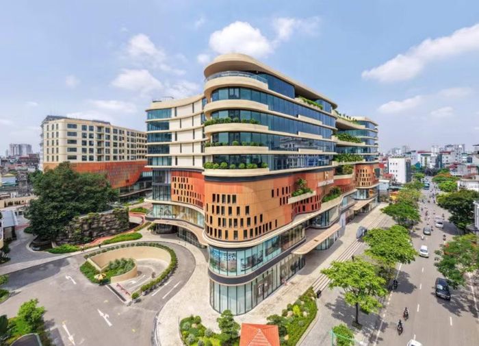 Nguồn cung văn phòng hạng A tại khu vực trung tâm ngày càng hạn chế. Trong ảnh là toà văn phòng hạng A tại phố Nguyễn Thái Học (phường Ô Chợ Dừa) được đưa vào hoạt động mới đây.