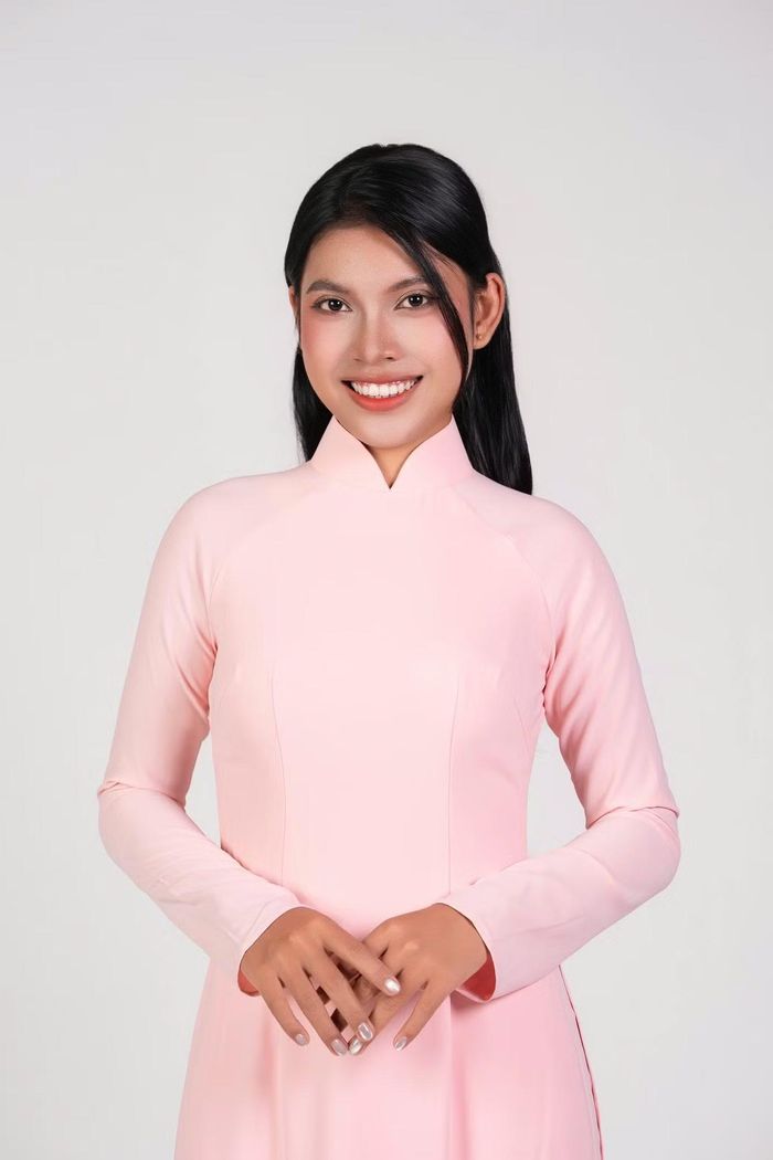 Nèang Lin (SBD 15), sinh 2003, quê An Giang. Cô cao 1,64 m, nặng 54 kg, là cựu sinh viên ngành Ngôn ngữ Anh, Đại học Cần Thơ. Tại buổi sơ khảo, cô gây ấn tượng khi diện trang phục truyền thống của dân tộc Khmer cùng khả năng nói tiếng Anh lưu loát. Thí sinh đến từ An Giang có nét đẹp sắc sảo, khác biệt trong số các cô gái.