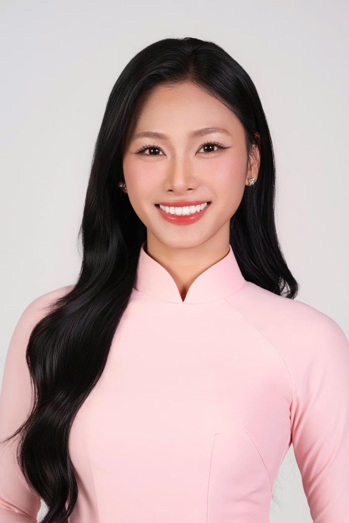 Đoàn Hải Lan (SBD 70), sinh năm 2001, đến từ Hà Nội và đã tốt nghiệp Đại học Điện lực. Hải Lan nói cô vốn nhút nhát, nhiều năm chỉ âm thầm theo dõi Hoa hậu Việt Nam. Cô chỉ quyết định ghi danh khi cảm thấy đã có sự chuẩn bị nghiêm túc và đủ tự tin để bắt đầu. Nhắc lại khoảnh khắc được xướng tên, Hải Lan nói tên cô xuất hiện gần cuối danh sách, chờ đợi nghẹt thở. “Lúc đó tôi cũng lo không được góp mặt trong vòng chung khảo, nhưng rồi tên mình vang lên, tôi đã vỡ òa”, cô chia sẻ.