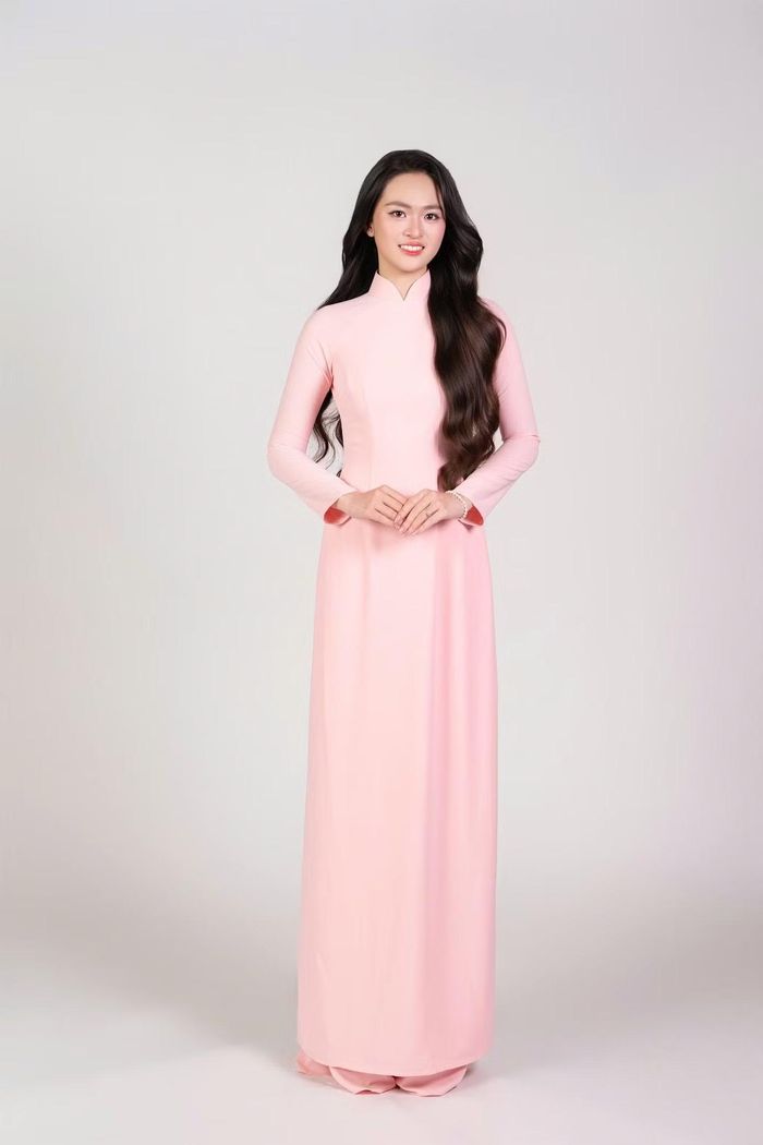 Đinh Hoàng Gia Linh (SBD 17), sinh năm 2006, quê Thanh Hóa. Cô cao 1,74 m, nặng 57 kg, số đo 83-64-97 cm. Gia Linh đang theo học ngành Truyền thông chuyên nghiệp tại Đại học RMIT Việt Nam.