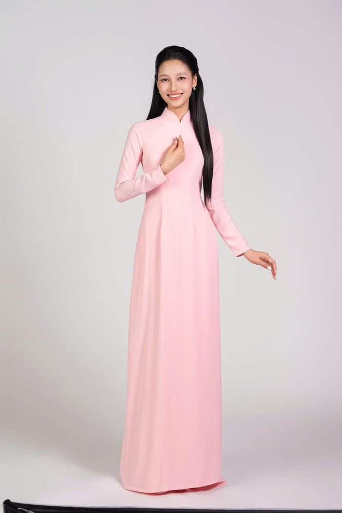 Võ Thị Mến (SBD 63), sinh năm 2004, đến từ Đà Nẵng. Cô tốt nghiệp cử nhân ngành Giáo dục Tiểu học và hiện làm giáo viên. Cô chia sẻ phần lớn quỹ thời gian của cô xoay quanh việc giảng dạy. “Tôi tin vẻ đẹp rực rỡ nhất bắt nguồn từ tinh thần trách nhiệm và thái độ sống hết mình. Đến với Hoa hậu Việt Nam 2026, tôi mong muốn không ngừng học hỏi, sẵn sàng hành động để lan tỏa những giá trị tích cực, nhân văn đến cộng đồng”, cô chia sẻ.