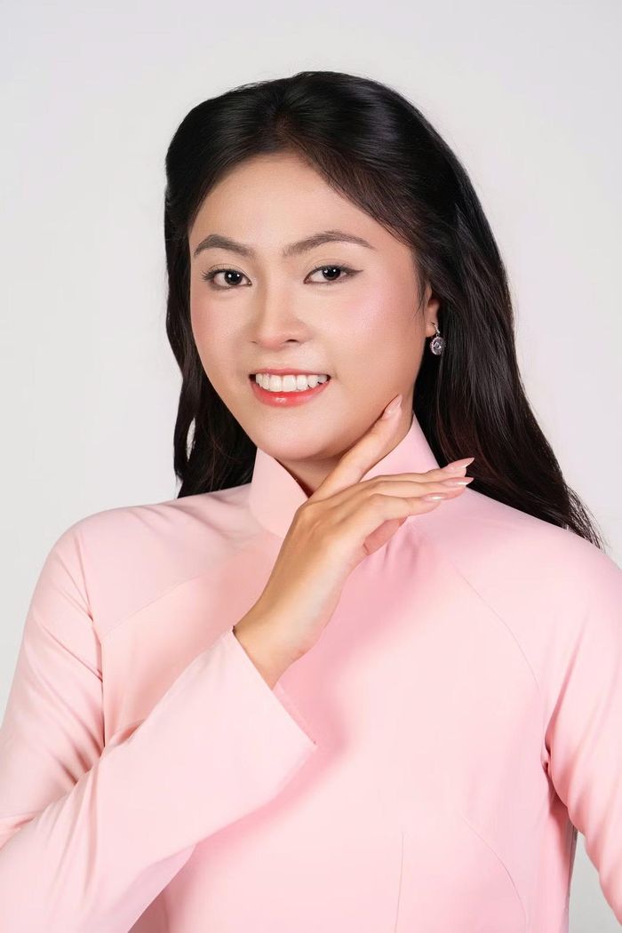 Nguyễn Phương Nghi (SBD 22), sinh năm 2005, đến từ TPHCM. Cô cao 1,7 m, số đo 88-68-90 cm. Phương Nghi đang theo học ngành Ngôn ngữ Anh tại Học viện Hàng không Việt Nam, dự kiến tốt nghiệp năm 2027.