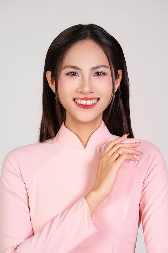 Nguyễn Hồng Hạ Nghi (SBD 16), sinh năm 2006, cao 1,74 m, số đo 81-63-93 cm. Hạ Nghi là sinh viên ngành Ngôn ngữ Trung Quốc tại Đại học Nguyễn Tất Thành. Tại buổi sơ khảo, cô gái đến từ Đà Nẵng chọn áo dài trắng dự sơ khảo theo lời khuyên của mẹ. Cô cho rằng Hoa hậu Việt Nam tôn vinh vẻ đẹp tự nhiên, thuần khiết nên áo dài là lựa chọn phù hợp nhất. Hạ Nghi mong muốn trở thành MC song ngữ Việt - Trung. Cô đã dành nhiều tháng chuẩn bị trang phục, kiểu tóc, cách trang điểm và tìm hiểu tinh thần cốt lõi của cuộc thi.