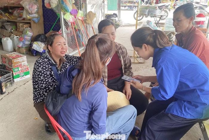  Bất kể ngày hay đêm, các đoàn viên phối hợp với lực lượng công an xã đến tận nhà người dân hỗ trợ công tác chuyển đổi số. 