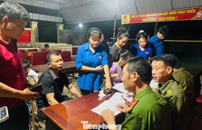 Người dân được hỗ trợ thực hiện các thủ tục như kích hoạt định danh điện tử, hướng dẫn người dân sử dụng dịch vụ công trực tuyến và cập nhật dữ liệu đất đai.