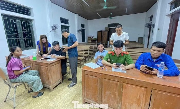  Ở các xã Mậu Thạch, Môn Sơn, Con Cuông..., lực lượng đoàn viên thanh niên﻿ tiếp tục phối hợp với công an hỗ trợ người dân. 