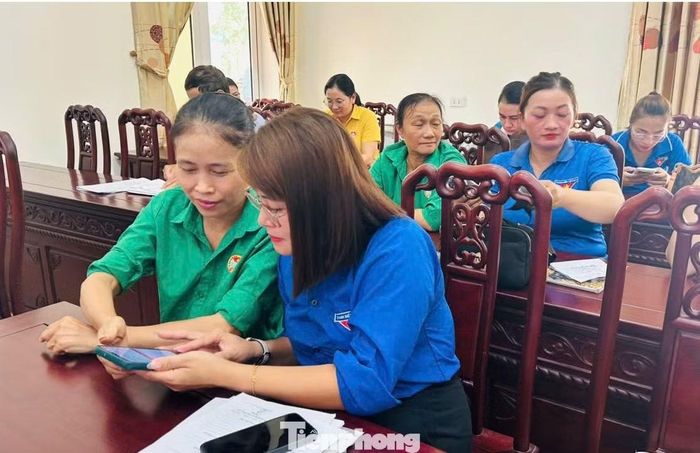 Trong khi đó, Đoàn phường Thái Hòa chú trọng nâng cao năng lực số cho đội ngũ cán bộ, đoàn viên. Hơn 100 cán bộ, đoàn viên được tập huấn với nội dung tập trung vào ứng dụng trí tuệ nhân tạo (AI) trong tuyên truyền, kỹ năng số, bảo đảm an toàn thông tin và livestream quảng bá sản phẩm.