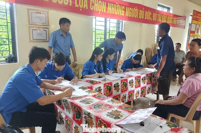  Tại xã Hùng Chân, rất đông lực lượng đoàn viên, thanh niên tham gia hỗ trợ các tổ công tác đo đạc, lập và chỉnh lý bản đồ địa chính, hoàn thiện hồ sơ và cơ sở dữ liệu quốc gia về đất đai﻿. 