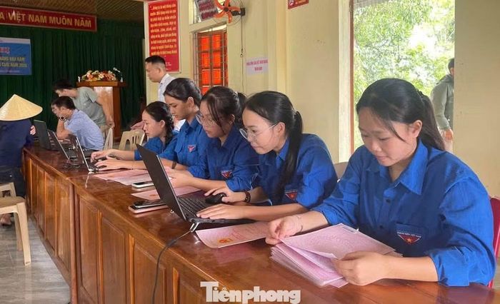 Tại xã Tam Đồng, đoàn viên cũng tích cực rà soát, đối chiếu, cập nhật thông tin, góp phần “làm sạch” dữ liệu đất đai. Song song với đó là hỗ trợ người dân cài đặt, kích hoạt VNeID mức độ 2.