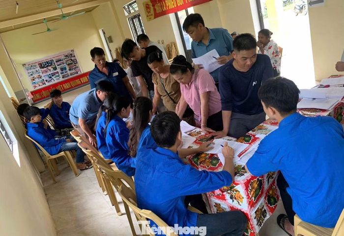 Thanh niên hỗ trợ người dân xác định vị trí thửa đất, đối chiếu thông tin, cập nhật dữ liệu theo phân công. Sự tham gia của lực lượng trẻ góp phần đẩy nhanh tiến độ, nâng cao tính chính xác, đồng bộ của dữ liệu đất đai.
