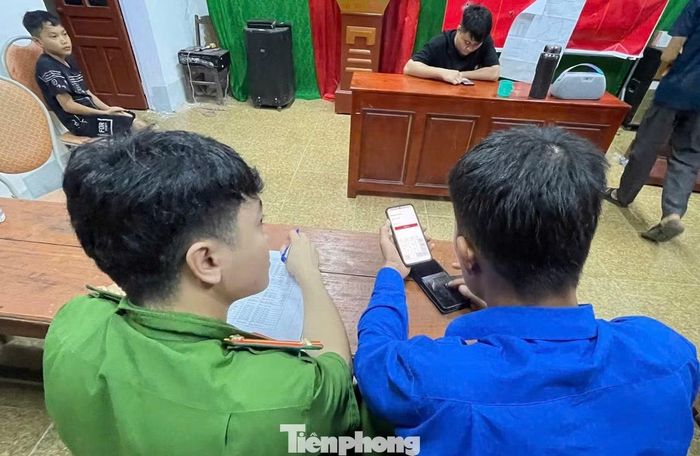  Lực lượng công an phối hợp với đoàn viên thanh niên﻿ để hỗ trợ người dân một cách thông suốt nhất. 