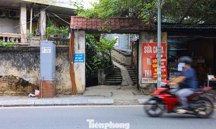 Chính quyền địa phương đề nghị điều chỉnh phương án giải phóng mặt bằng, giữ lại nhà tập thể P16A nhưng chưa được chấp thuận. Phòng Kinh tế, Hạ tầng và Đô thị được giao nghiên cứu, báo cáo UBND phường Tây Hồ phương án xử lý.