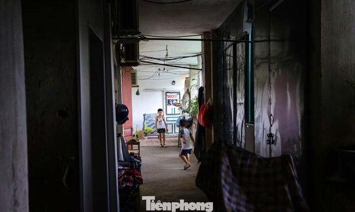 Vướng mắc lớn nhất hiện nay liên quan đến nhà tập thể P16A. Có khoảng 59 m2 diện tích nhà tập thể liên quan đến 3 trường hợp bị thu hồi để thực hiện dự án ga ngầm C6. Hiện còn một trường hợp khiếu nại và 2 trường hợp thắc mắc về chính sách tái định cư. Chính quyền đã làm việc, giải đáp và dự kiến hoàn tất thu hồi đất, giải phóng mặt bằng 3 trường hợp này trong tháng 8.