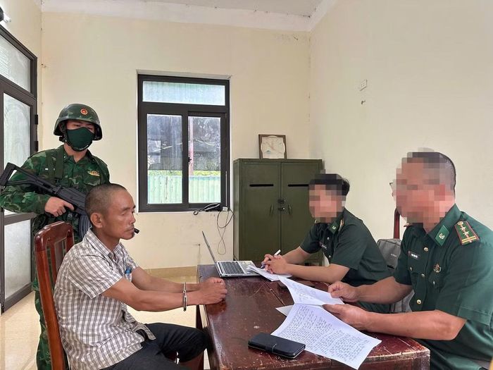 Lực lượng chức năng lấy lời khai Nguyễn Duy Khánh.