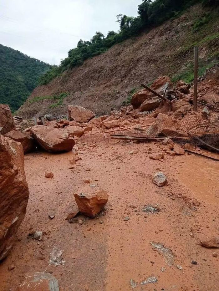 Những tảng đá lớn lăn xuống đường rất nguy hiểm. May mắn đá không lăn trúng người đi đường.