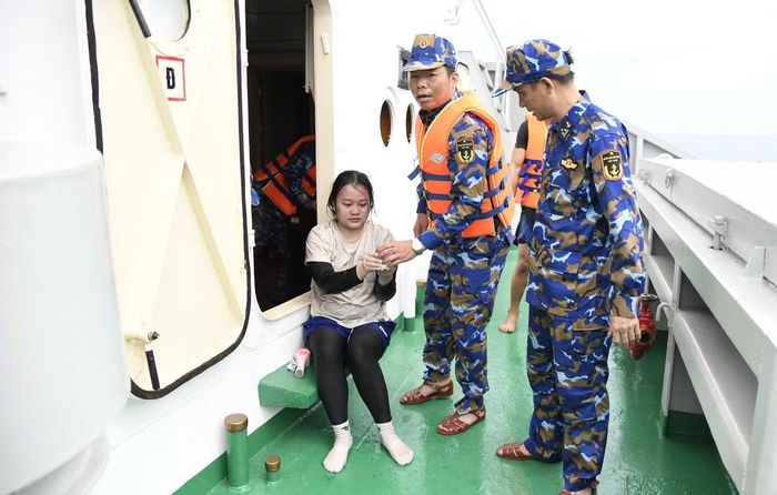 Nữ du khách Trương Thị Phương (SN 2002, quê Thăng Bình, Đà Nẵng) được Tàu 629 thuộc Vùng 3 Hải quân cứu nạn thành công.