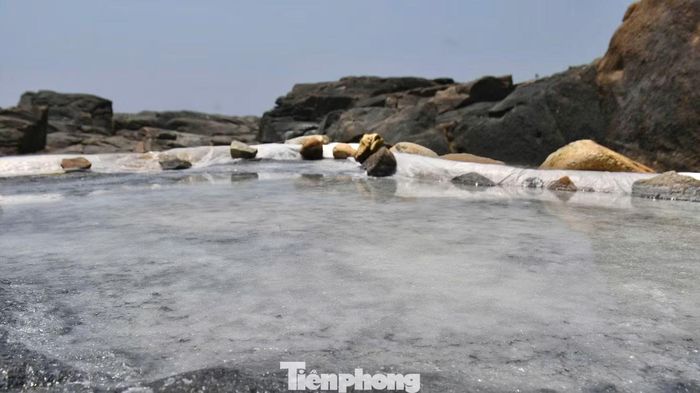 Những hõm đá tự nhiên sát biển từng được cư dân tận dụng để chứa nước biển, phơi nắng và kết tinh thành muối.