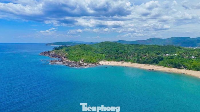 “Các chuyên gia khảo cổ đang nghiên cứu về trảng muối tại làng Gò Cỏ. Chúng tôi cũng có kế hoạch sẽ phát triển nghề làm muối trên đá, gắn với hoạt động du lịch tại đây”, ông Thanh nói.