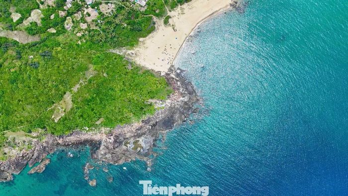 Những khối đá mang dấu tích địa chất có niên đại khoảng 250-400 triệu năm, tạo nên một cảnh quan địa chất đặc biệt giữa không gian văn hóa Sa Huỳnh.