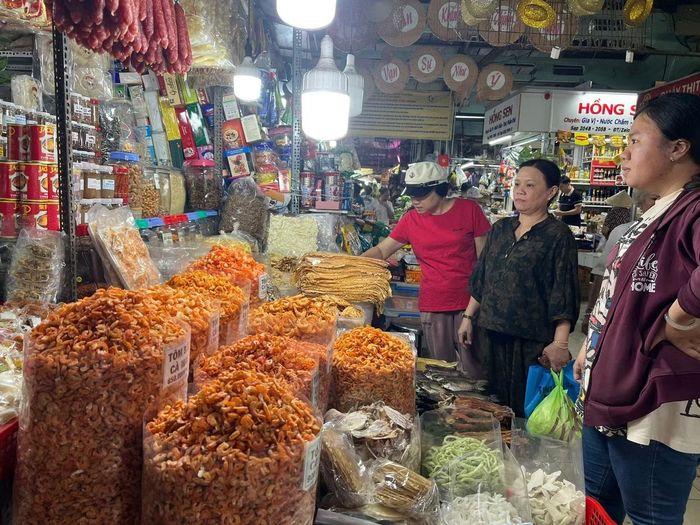 Cử tri nêu tình trạng "lương chưa tăng, giá đã chạy trước". Ảnh: U.P.
