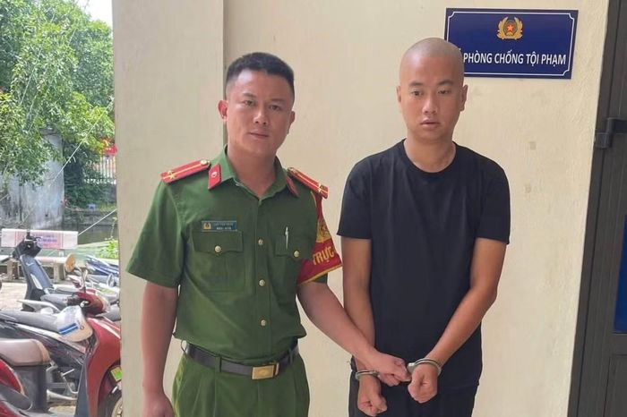 Đối tượng Linh (áo đen) tại cơ quan Công an.