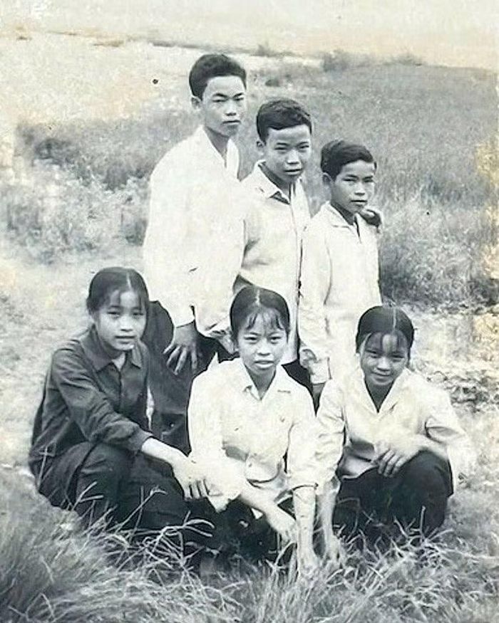 Bức ảnh mà ông Nguyễn Gia Chính lưu giữ suốt 60 năm có nét tương đồng với ảnh được tìm thấy trong mộ tập thể xã Minh Đức.