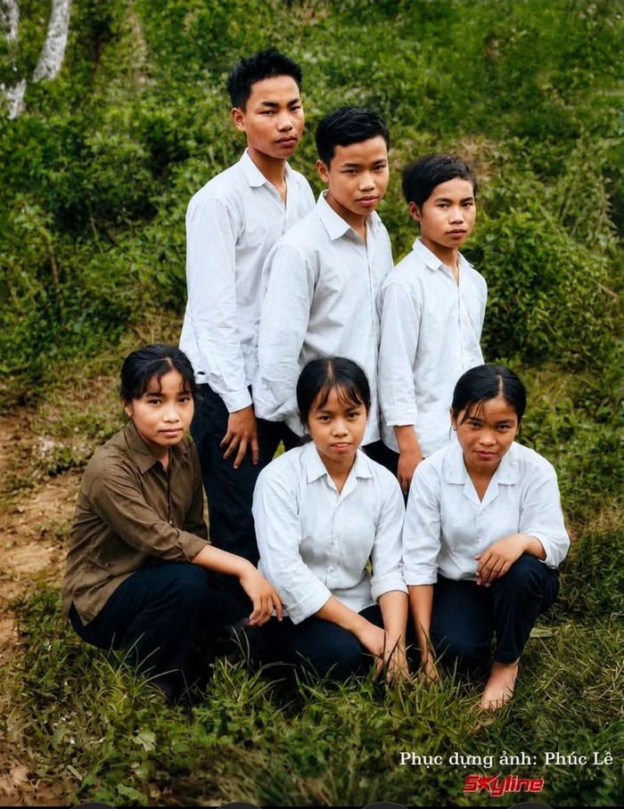 Di vật là bức ảnh chụp tập thể được tìm thấy trong mộ tập thể tại xã Minh Đức bị ố, nhòe (trên) và ảnh sau khi phục dựng (dưới) được Đội K72 công bố tìm kiếm thông tin