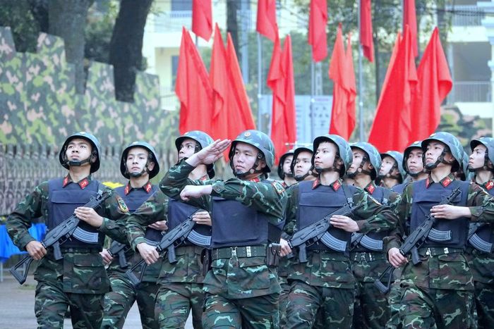 Cán bộ, chiến sĩ một đơn vị Quân đội duyệt đội ngũ. Ảnh: Nguyễn Minh