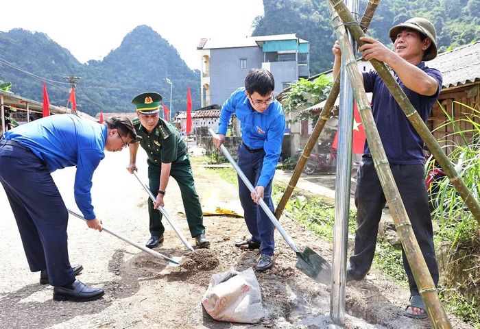 Các đại biểu khởi công công trình "Thắp sáng đường biên - đường cờ Tổ quốc". Ảnh: V.Đ