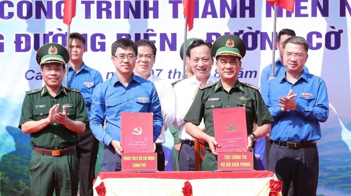 Đại diện hai đơn vị thực hiện lễ ký kết. Ảnh: V.Đ