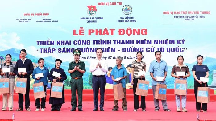 Nhiều phần quà trao tặng trong chương trình. Ảnh: V.Đ