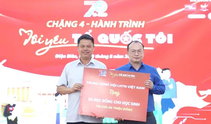 Nhiều công trình, nguồn lực được trao tặng tại chương trình. Ảnh: Lâm Đăng Hải