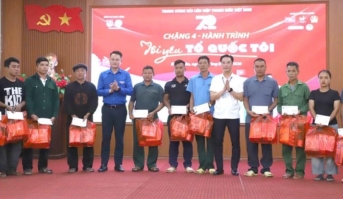 Bí thư T.Ư Đoàn, Phó Chủ tịch thường trực T.Ư Hội LHTN Việt Nam Nguyễn Kim Quy và Bí thư Đảng ủy, Chủ tịch HĐND xã Sín Thầu Đặng Thành Huy trao quà tặng quà tới các hộ gia đình. Ảnh: Lâm Đăng Hải