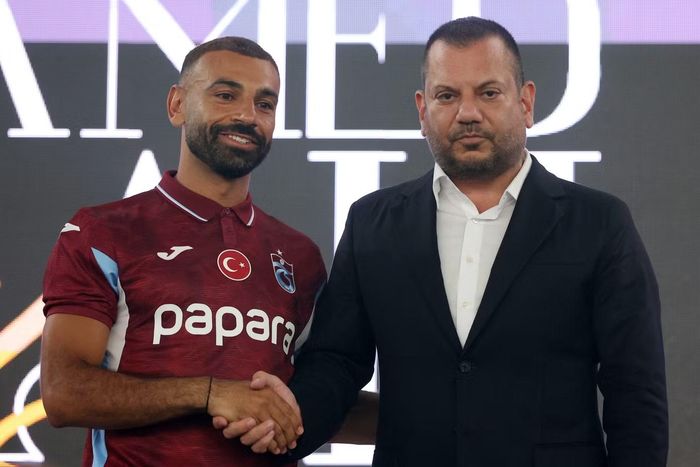 Mohamed Salah và Chủ tịch CLB Trabzonspor Ertugrul Dogan.