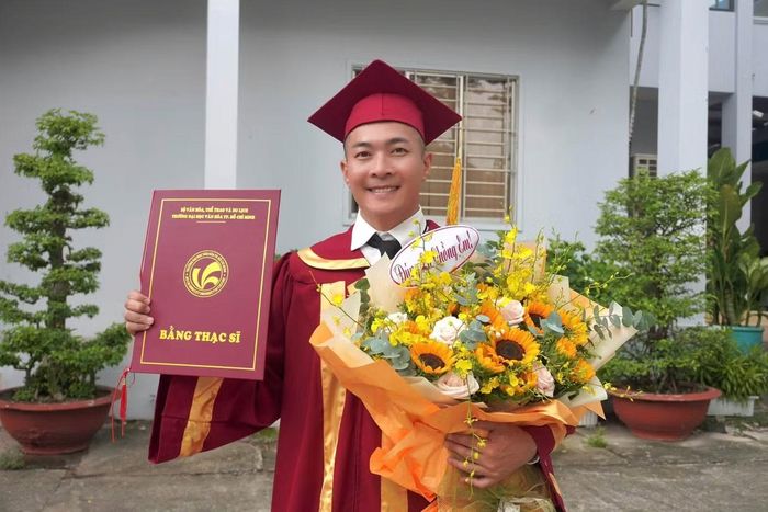 NSƯT Quốc Cơ nhận bằng thạc sĩ ngành Quản lý văn hóa.