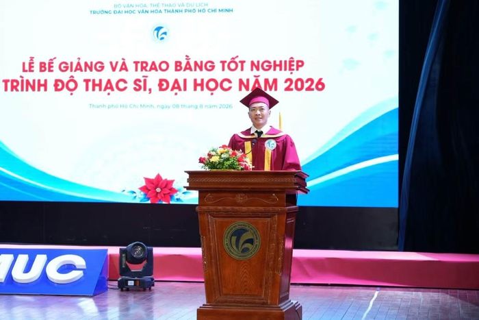 Nam nghệ sĩ thay mặt các học viên phát biểu.