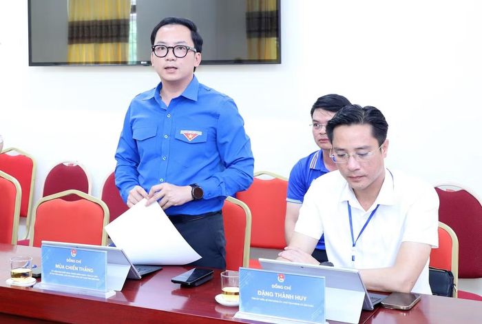 Anh Mùa Chiến Thắng - Bí thư Tỉnh Đoàn Điện Biên báo cáo tại hội nghị. Ảnh: Lâm Đăng Hải