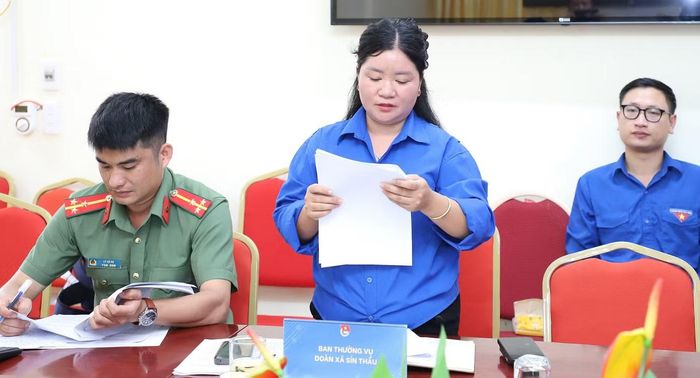 Đại diện Đoàn xã Sín Thầu báo cáo tại hội nghị. Ảnh: Lâm Đăng Hải