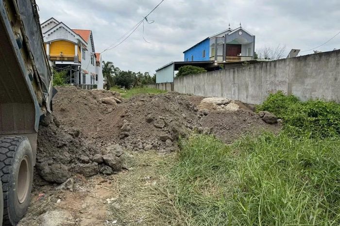 Hơn 400 tấn bê tông thải bị đổ, chôn lấp trái phép tại nhiều khu vực ở Tây Ninh.
