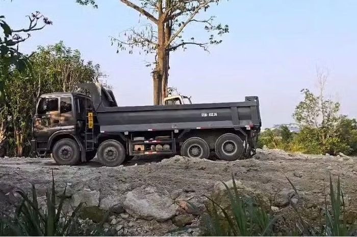 Cơ quan chức năng kiểm tra, đo đạc khu vực phát hiện bê tông thải bị đổ, chôn lấp trái phép.