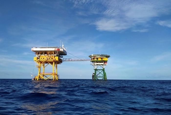 Gần 40 năm qua, hệ thống nhà giàn DK của Việt Nam đã được nâng cấp, trang bị hiện đại... là những vọng gác tiền tiêu trên biển của Tổ quốc