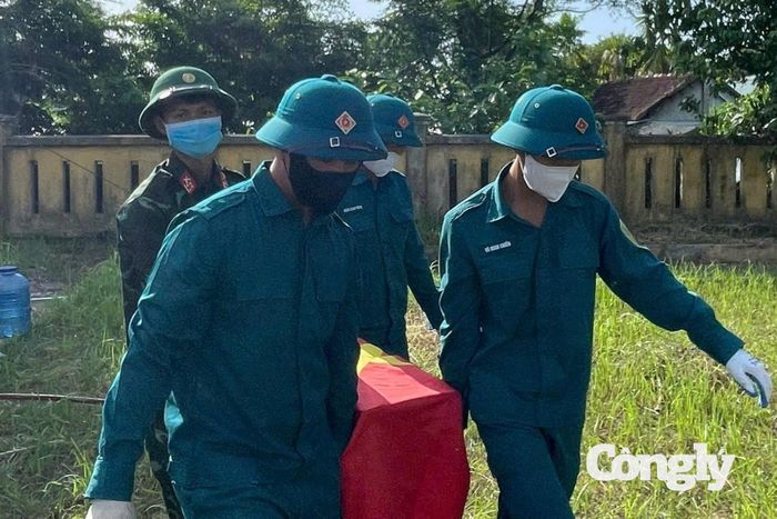 Lực lượng chức năng đưa hài cốt liệt sĩ sau khi khai quật tại Nghĩa trang Liệt sĩ Tam Phước (xã Tây Hồ, TP. Đà Nẵng).