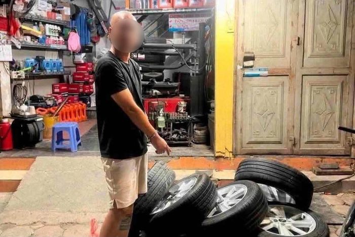 Trịnh Duy Linh cùng tang vật là bánh xe ô tô.