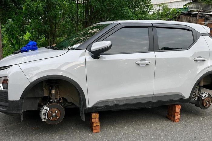 Hiện trường nơi xe ô tô bị tháo bánh xe.