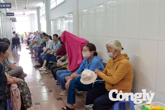 Người có công, gia đình chính sách ở phường Buôn Ma Thuột đến khám bệnh.