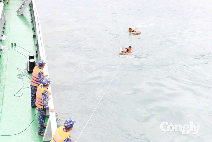 Lực lượng Vùng 3 Hải quân triển khai cứu nạn trên biển.