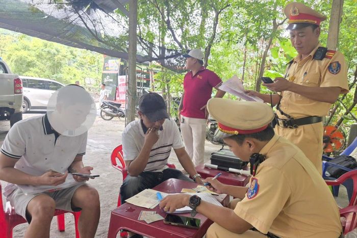 CSGT lập biên bản xử lý vi phạm giao thông.