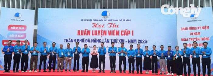 Trao thẻ đeo, còi và cờ hiệu cho các thành viên Ban Giám khảo Hội thi Huấn luyện viên cấp I thành phố Đà Nẵng lần thứ XVI, năm 2026.