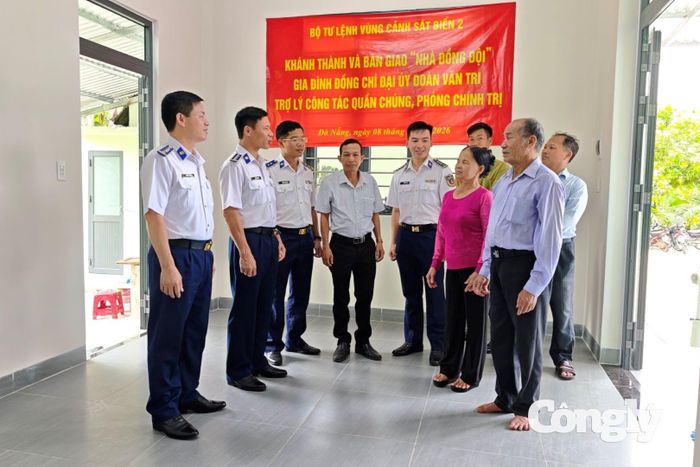 Đại diện Bộ Tư lệnh Vùng Cảnh sát biển 2 cùng gia đình Đại úy Đoàn Văn Tri tham quan ngôi nhà mới.